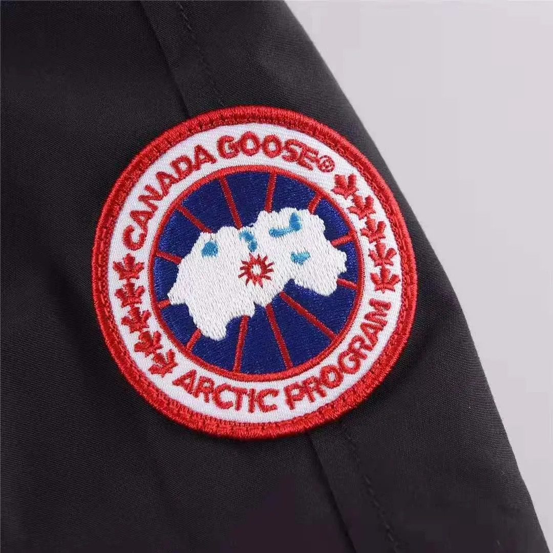 P780 with dust bag) Canada Goose Canada Goose #Chilliwack 7999M bomber jacket short down jacket ➖ Genuine synchronous anti-counterfeiting chip sensor! ➖ Imported 21-count polyester-cotton blended original fabric [last year’s 16-count/18-count hard fabrics have been completely eliminated, this year all use 21-count genuine synchronous fabrics, the soft mid-strap feels delicate and textured], genuine synchronous Feather-Light 10D waterproof coating fabric, made of 84.5 polyester fiber and 15.5 cotton, 100% the best feel in the entire network! ➖ The genuine official website is synchronized with the national standard 80 white duck down, you can check the official website customer service, there will never be a series of misleading claims such as 90 down or goose down! ➖ Using the best nylon lining with double double-layer sealing design, velvet-proof No. 7 needle + grid-filled down ready-made garments, there is 100% no so-called velvet running! ➖ The cuffs are designed with thickened seamless threads, and the collar and pockets are lined with top-quality polar fleece to keep you warm and comfortable! ➖ Yoshida YKK provides original custom-made electroplated sliders. YKK two-way lockable zippers are tight and smooth and will not peel off paint! ➖ 3M composite guarantees that the Velcro is the same as the original, durable, and all accessories and hardware are custom-made! ➖ Imported BEHRINGER embroidery machine to customize the 10,000-needle embroidery logo, 98% of which can be reproduced to restore the original logo. You can check and compare on the official website! 01 models for men and women SIZE: XS S M L XL XXL